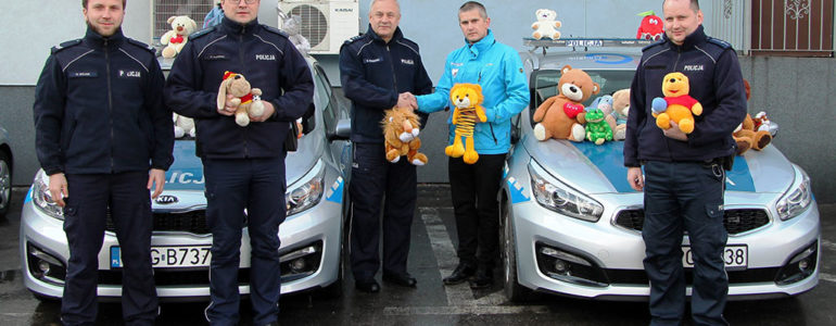 Finał akcji Teddy Bear Toss – 450 pluszaków od kibiców trafi do dzieci