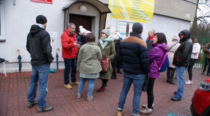 Ludzie koczujący przed budynkiem, lista kolejkowa, dyskusje na temat: starczy miejsc, czy nie starczy? To nie kolejny film w stylu Barei, ale oświęcimska rzeczywistość.