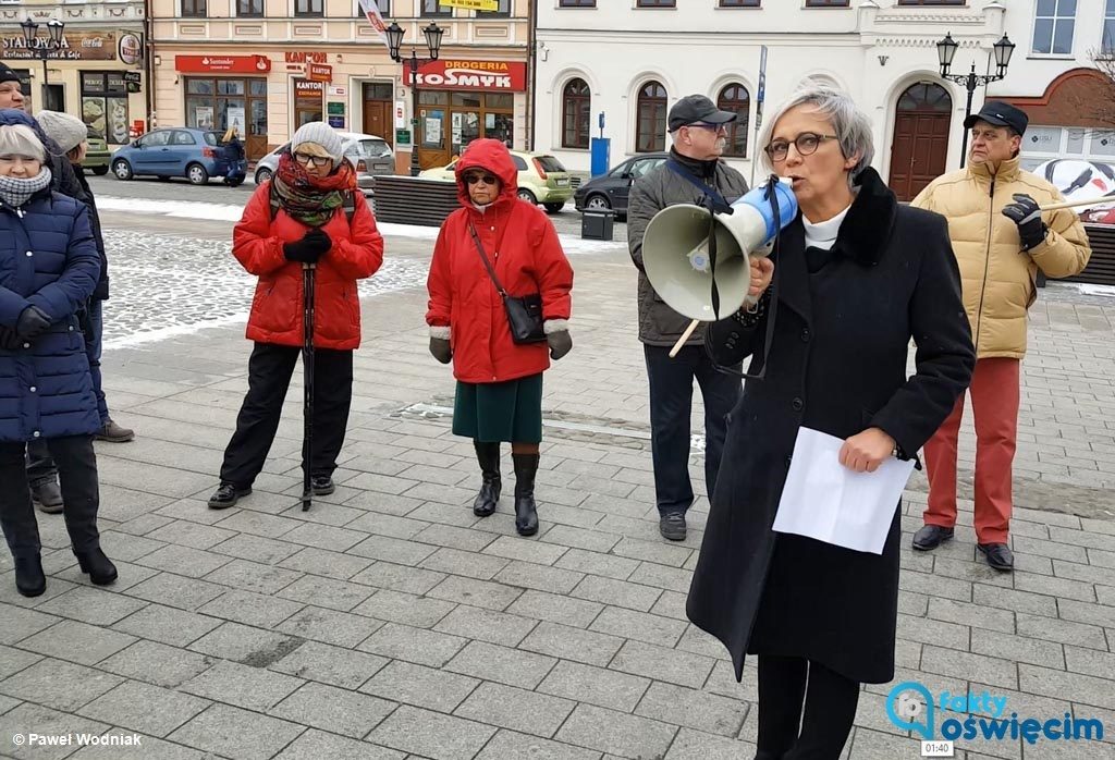 „Konwój Wstydu” przyjechał do Oświęcimia. Około 20 osób czynnie biorących udział w happeningu apelowało do rządzących: „Oddajcie kasę z nagród”.