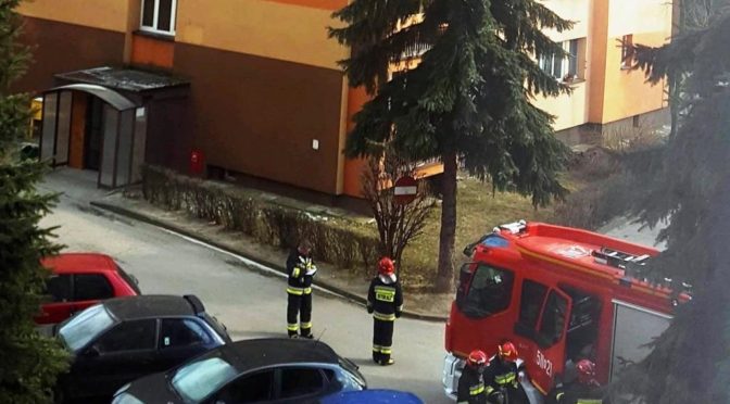 Nastolatek siedział na krawędzi dachu wieżowca. Był zdesperowany. Uratowali go dwaj policjanci i strażak.