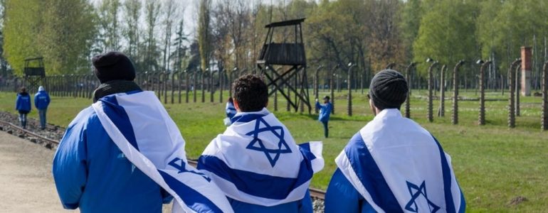 20-letni Izraelczyk wysikał się na schody pomnika w Birkenau