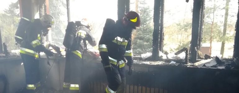 Palił się dom. Z ogniem walczyło 22 strażaków – FOTO