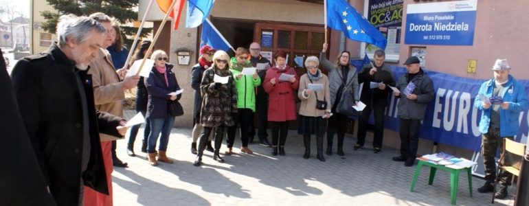 W Oświęcimiu tylko 16 osób zaśpiewało hymn UE – FILM