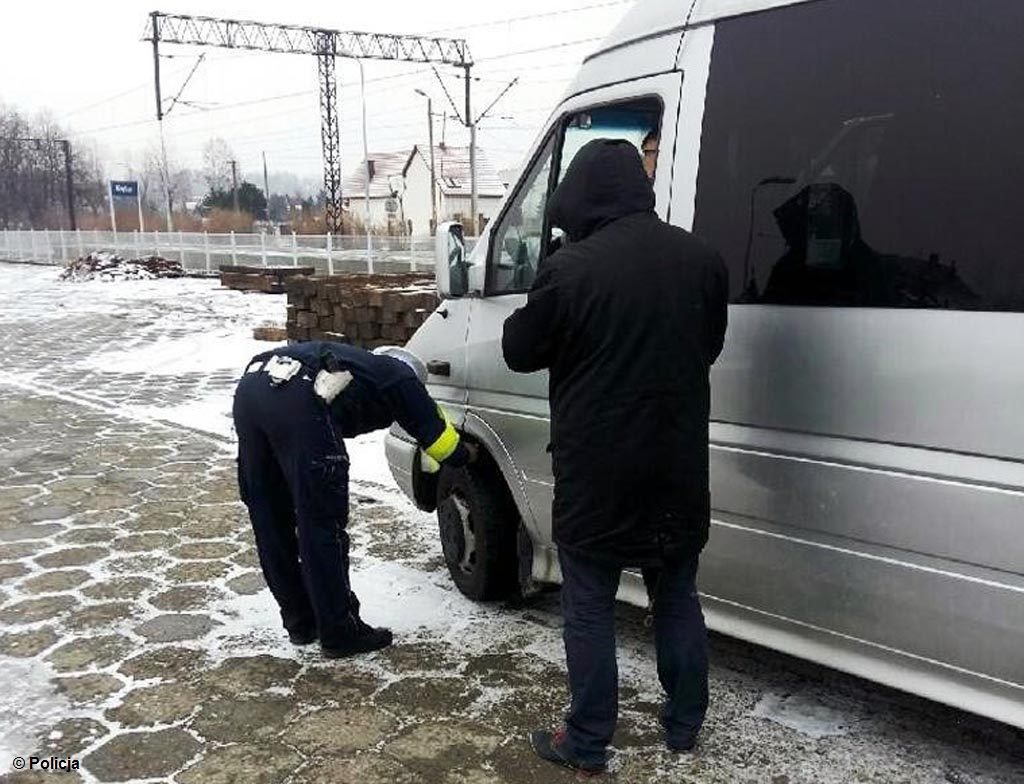 Policjanci i urzędnicy ze starostwa przeprowadzili akcję „Gimbus”. Zatrzymali m.in. kierowcę, który woził uczniów do i ze szkół, a nie miał ważnego przeglądu.