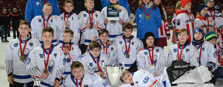 Trzecie miejsce drużyny mini hokeja UKH Unia na turnieju Czerkawski Cup