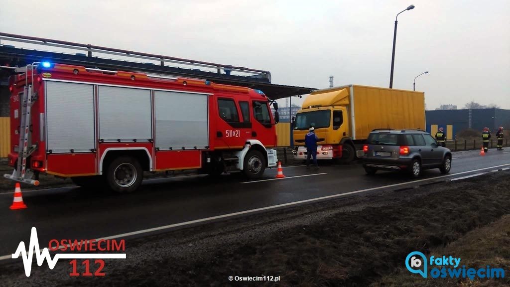 Dzisiaj rano na ulicy Fabrycznej w Oświęcimiu kierowcy musieli liczyć się z utrudnieniami w ruchu. Przyczyna było zderzenie ciężarówek.