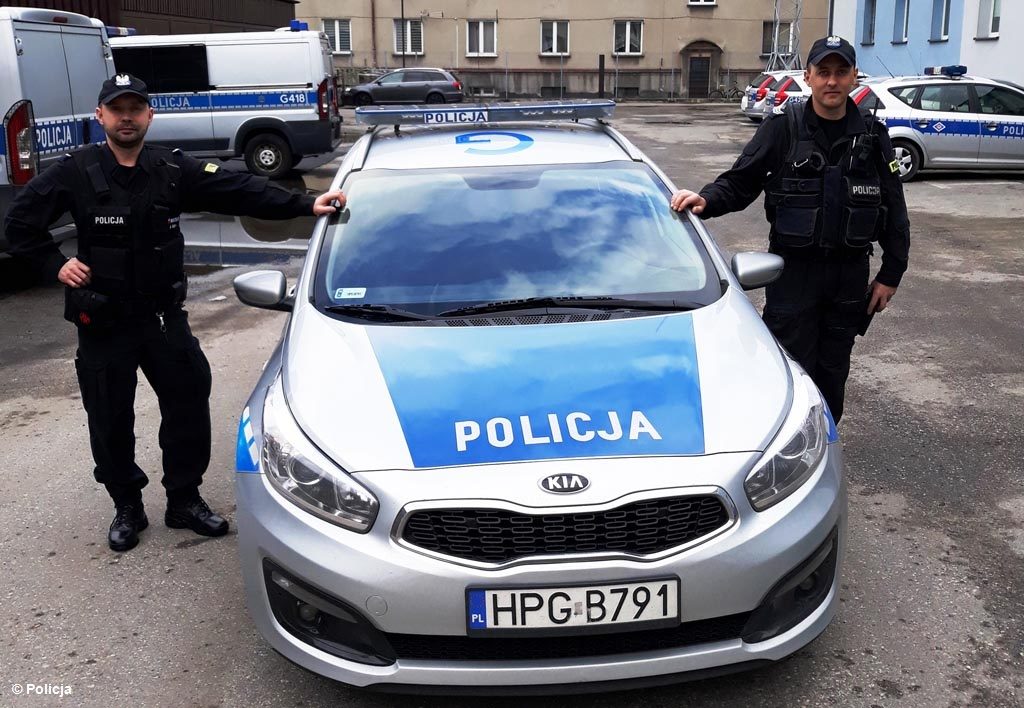 62-letni mieszkaniec Grojca żyje dzięki policjantom. To właśnie bohaterowie w niebieskich mundurach uratowali mu życie.