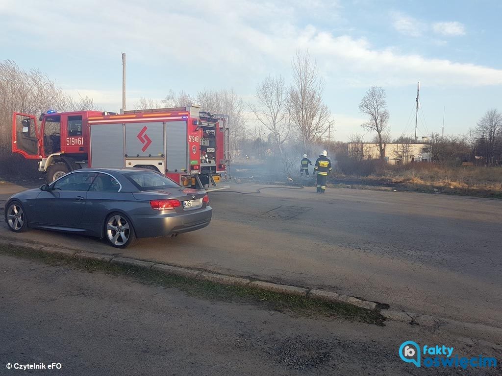 Co najmniej dwa samochody mogły spłonąć, w trakcie pożaru traw w Oświęcimiu. Informację otrzymaliśmy od właściciela jednego z nich.