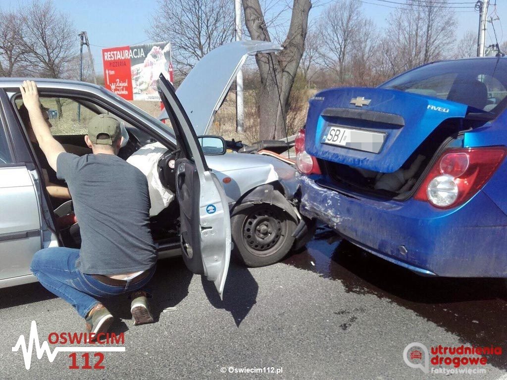 Trzy osoby, w tym kobieta w ciąży, trafiły do szpitala po zderzeniu dwóch samochodów w Łękach. Droga Oświęcim - Kęty jest w tym miejscu nieprzejezdna.