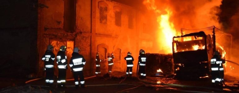 Ogień strawił tira w Łękach. Strażacy bronią budynku – FILMY, FOTO
