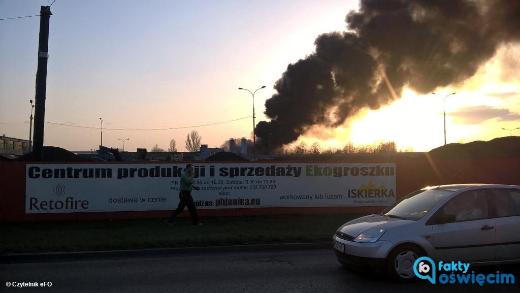 Na ulicy Kolbego w Oświęcimiu płonie skład elementów plastikowych. Do akcji gaśniczej podążają strażacy z całego powiatu oświęcimskiego.