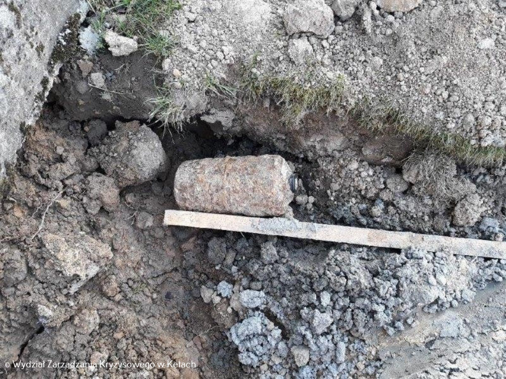 Podczas prowadzonych prac przy budowie kanalizacji w Bulowicach przy ulicy Stara Droga wykopano przedmiot przypominający niewybuch.