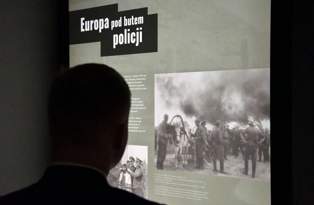 W Miejscu Pamięci Auschwitz powstała czasowa wystawa. Składa się na nią dziewięć tablic, przedstawiających rolę policji w Niemczech od stycznia 1933 roku.