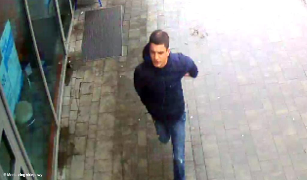 Policja poszukuje złodzieja, który w galerii handlowej w Brzeszczach ukradł aparat fotograficzny. Prezentujemy zdjęcia z monitoringu.