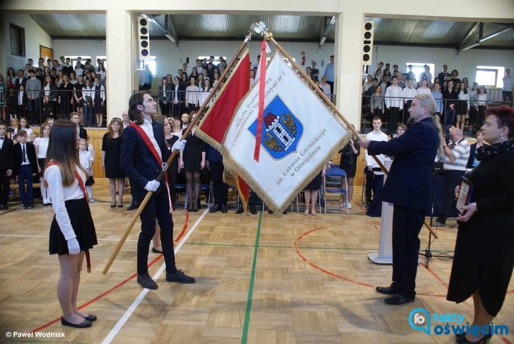 Szkoła Podstawowa nr 2 z Oddziałami Sportowymi im. Łukasz Górnickiego w Oświęcimiu otrzymała nowy sztandar. To był szczególny dzień dla uczniów i nauczycieli.