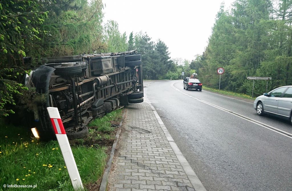 Ciężarówka przewróciła się na bok na ulicy Ofiar Oświęcimia w Brzeszczach. Przez pewien czas ruch na drodze ze stolicy powiatu do górniczego miasta był utrudniony.