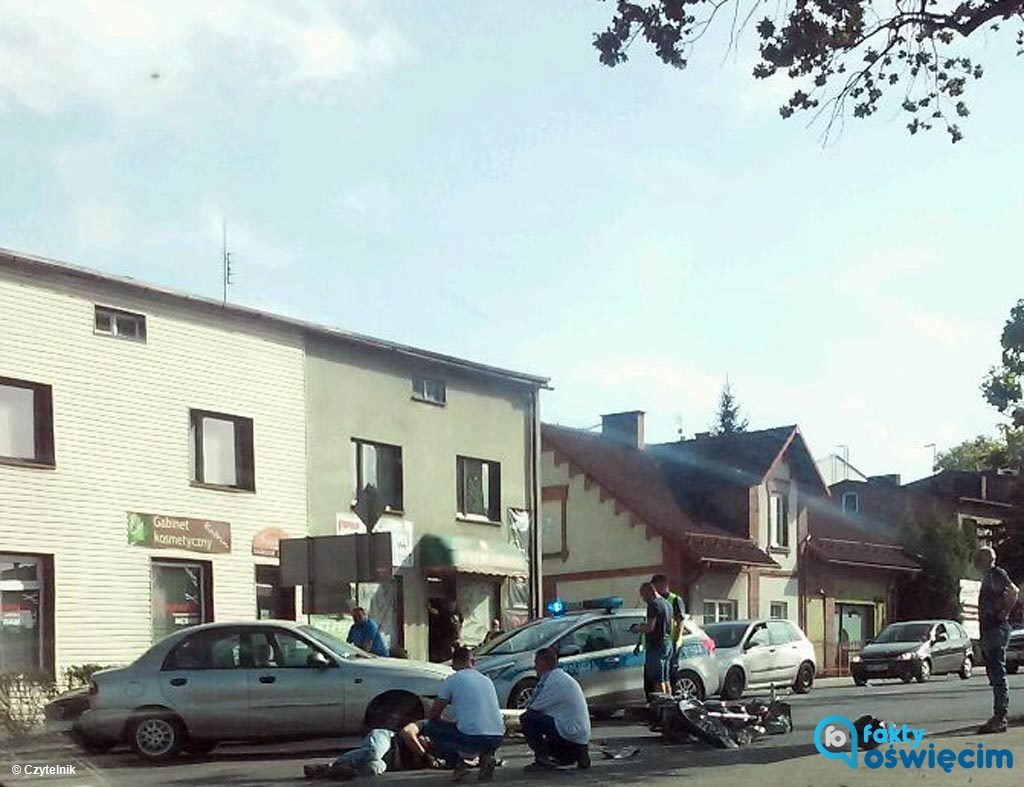 Na skrzyżowaniu ulic Ofiar Oświęcimia i Siedliskiej w Brzeszczach wydarzył się wypadek drogowy. Samochód osobowy zderzył się tam z motocyklem.
