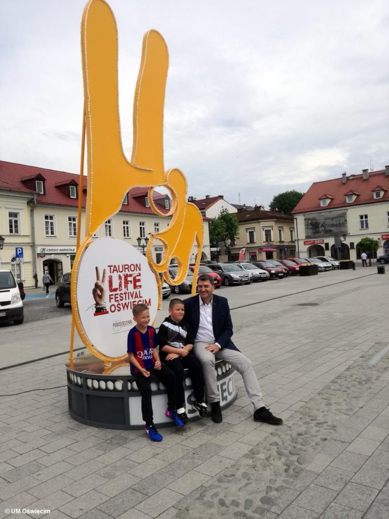 Na Rynku Głównym w Oświęcimiu stanęła ponad 4,5-metrowa dłoń z palcami wskazującym i środkowym, ułożonymi w literę V. To znak pokoju i wolności, a także Life Festivalu.
