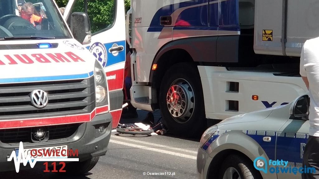 Dzisiaj przed południem na ulicy Kościuszki w Kętach tir potrącił rowerzystkę. Starsza kobieta pojechała do szpitala. Na drodze krajowej nr 52 obowiązuje ruch wahadłowy.