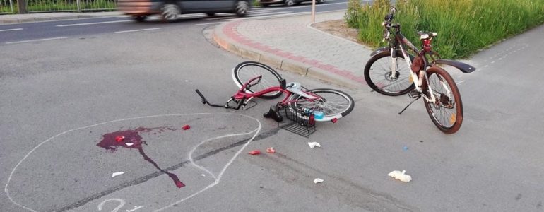 Rowerzyści wpadli na siebie. Motocyklista zjechał z drogi – FOTO