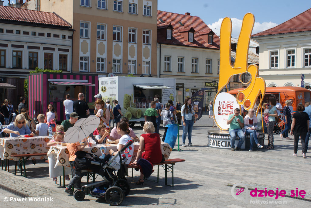 W weekend na Rynku Głównym w Oświęcimiu zagościł kolejny raz Festiwal Food Trucków, czyli pojazdów serwujących dania “na ulicy”, tzw. street food.