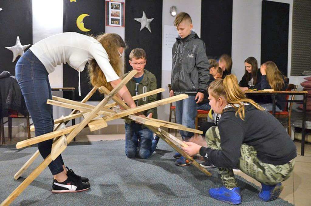 Skomplikowane konstrukcje, jak się dorosłym wydawało tworzyła młodzież w Domu Kultury w Kętach podczas dnia Młodego Konstruktora. Nastolatkowie poradzili sobie wyśmienicie.