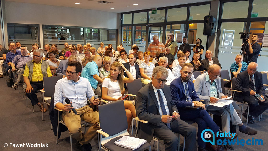 W Galerii Książki o godzinie 17.30 rozpoczęła się debata na temat spalarni, która ma powstać w Oświęcimiu. Fakty Oświęcim przedstawią wkrótce relację z tego spotkania.