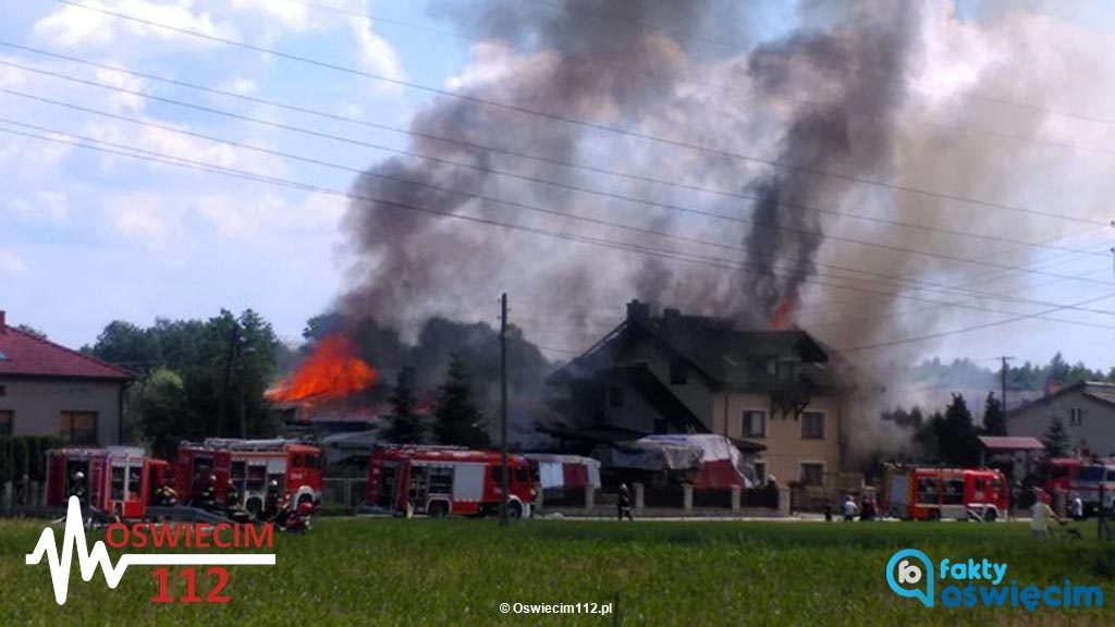 Do dużego pożaru doszło wczoraj w Bielanach. Przez długi czas gasiło go kilkudziesięciu strażaków. W zdarzeniu obrażeń doznała jedna osoba.
