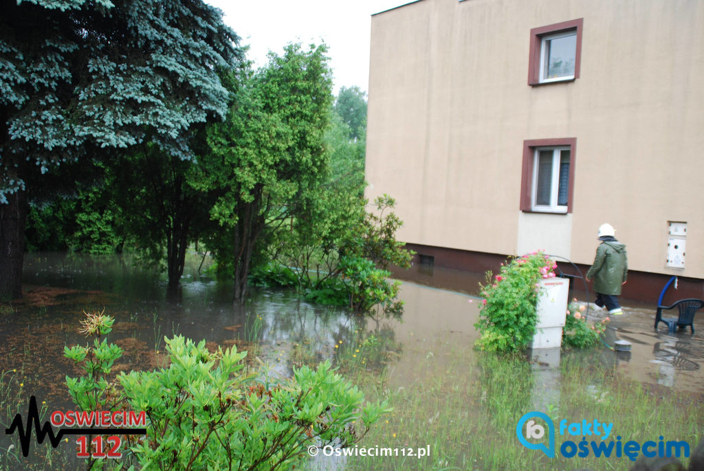 Kilkugodzinna ulewa w powiecie oświęcimskim spowodowała coś, co można by nazwać powodzią błyskawiczną. Woda zalała wiele miejsc, dróg i posesji.