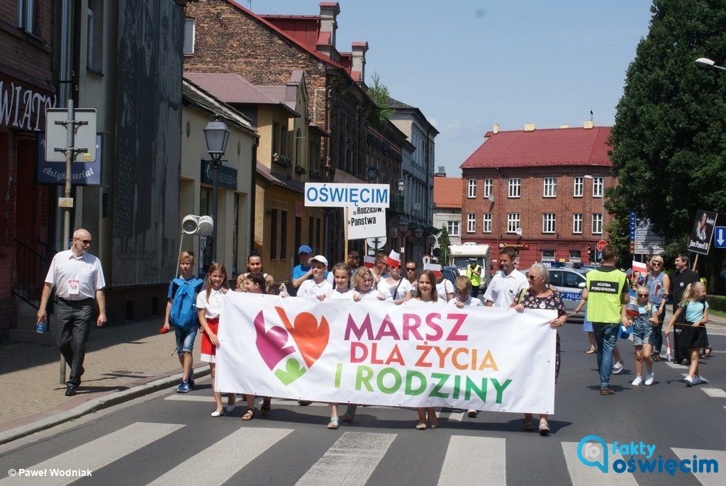 Siódmy Marsz dla Życia i Rodziny przeszedł ulicami Oświęcimia. Kilkaset osób niosło i skandowało takie hasła, jak „Wybieram rodzinę, a nie nadgodzinę”.