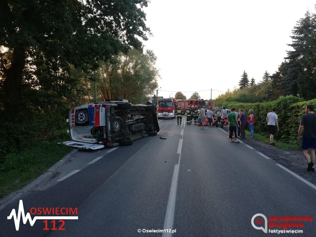 Dzisiaj przed godziną 20 na trasie Oświęcim - Kęty doszło do zderzenia przynajmniej dwóch samochodów Jednym z nich jest karetka oświęcimskiego pogotowia.