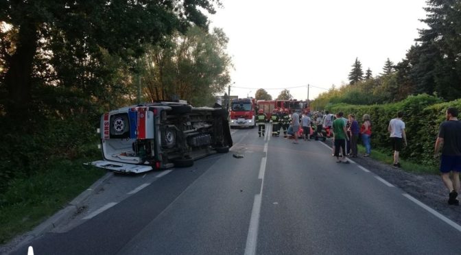 Dzisiaj przed godziną 20 na trasie Oświęcim - Kęty doszło do zderzenia przynajmniej dwóch samochodów Jednym z nich jest karetka oświęcimskiego pogotowia.