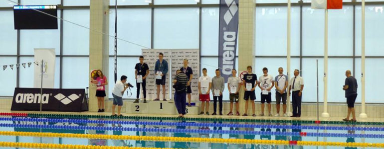 Czternaście medali w rękach 15-letnich pływaków z SMS Oświęcim – FOTO