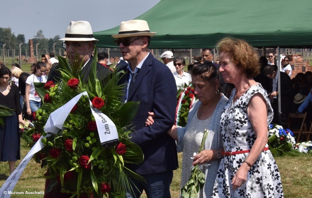 W nocy z 2 na 3 sierpnia 1944 roku Niemcy zlikwidowali obóz rodzinny dla Cyganów. Rocznica tych wydarzeń, to Dzień Pamięci o Zagładzie Sinti i Romów.