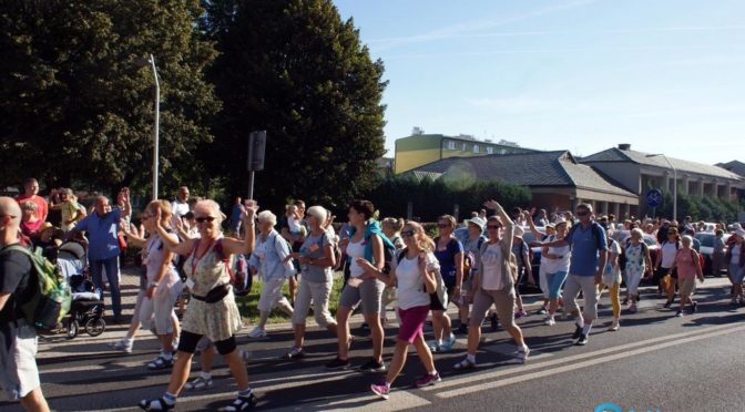 Kilkuset pielgrzymów wyruszyło dzisiaj na 35. Oświęcimską Pieszą Pielgrzymkę na Jasną Górę. W drodze do Czarnej Madonny pokonają niecałe 120 kilometrów.