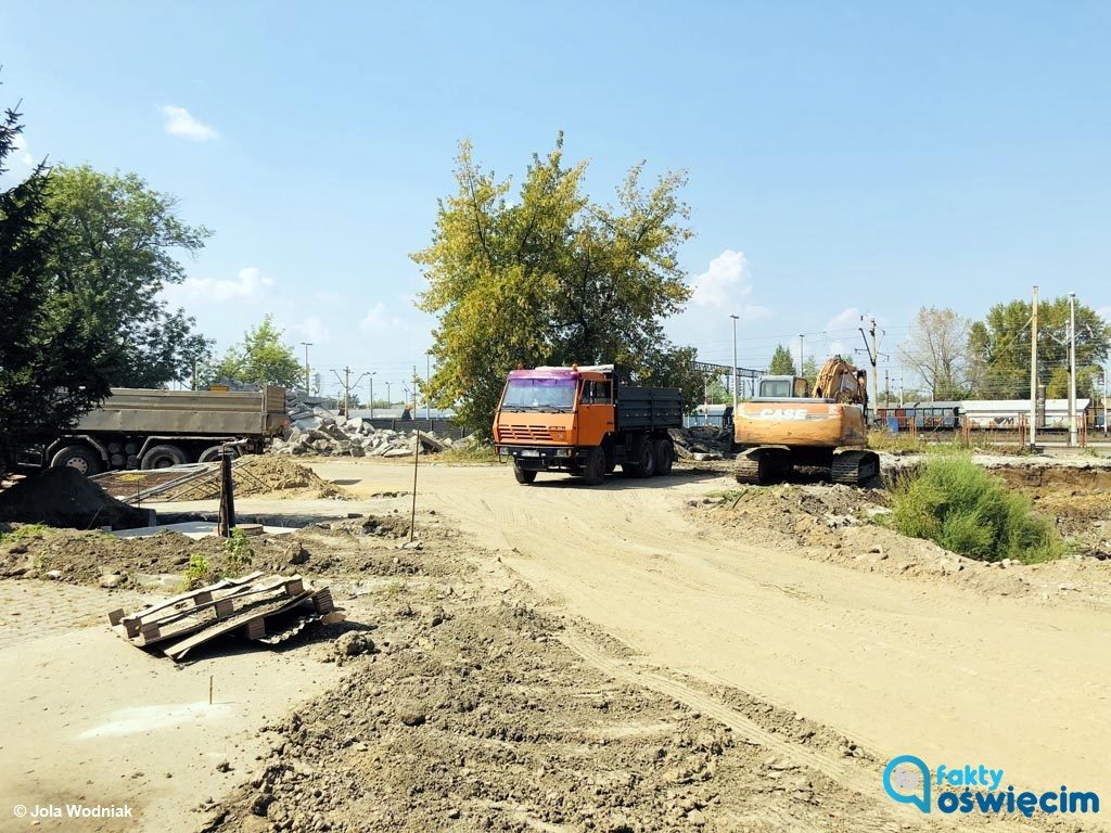 Miasto Oświęcim prowadzi inwestycję za 19,5 miliona. Na plac budowy parkingu park and ride przy dworcu kolejowym wjechał już ciężki sprzęt.