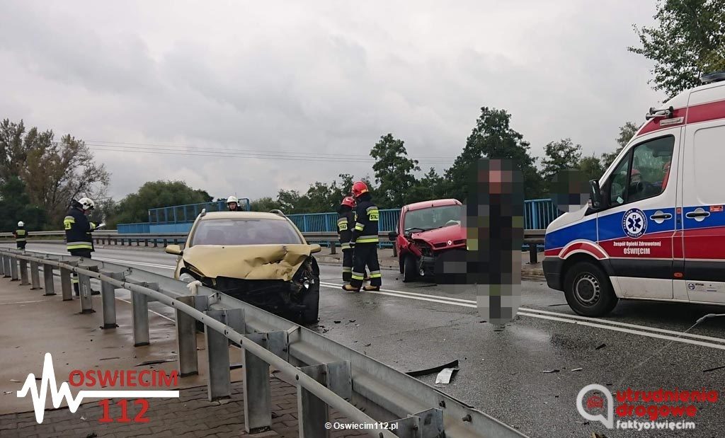 Na wiadukcie łączącym Oświęcim z Babicami zderzyły się dwa samochody osobowe. Droga krajowa nr 44 jest zablokowana w obu kierunkach.