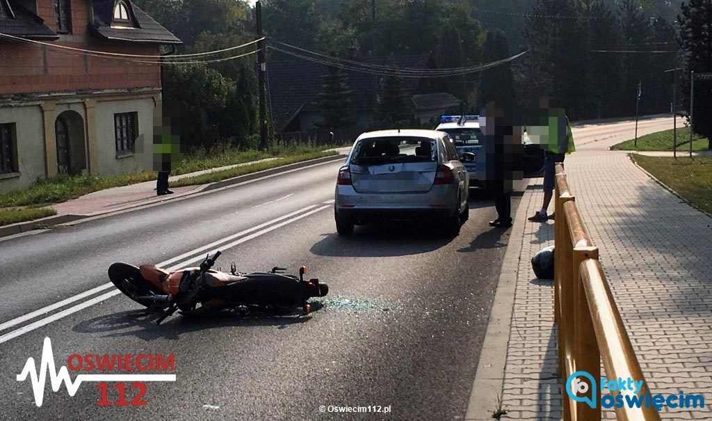 25-letni motorowerzysta trafił do Szpitala Powiatowego w Oświęcimiu. Mężczyzna nie wyhamował przed samochodem i uderzył w jego tył.