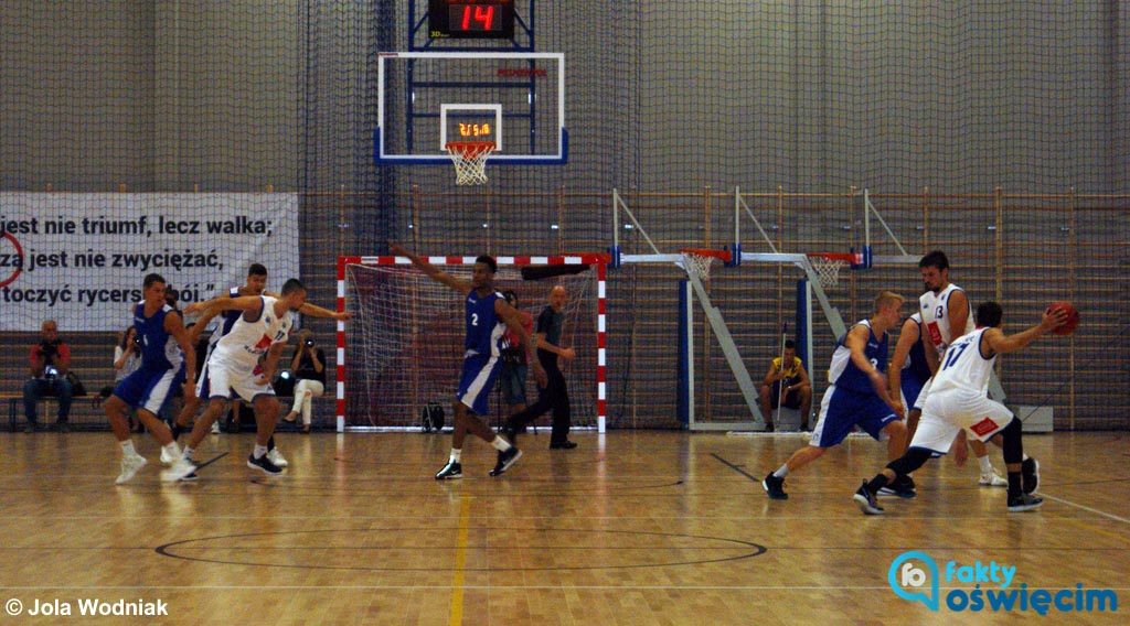 Koszykarze Anwilu Włocławek pokonali w meczu otwarcia hali sportowej w Oświęcimiu MKS Dąbrowa Górnicza. Wcześniej przeprowadzili trening dla uczniów.