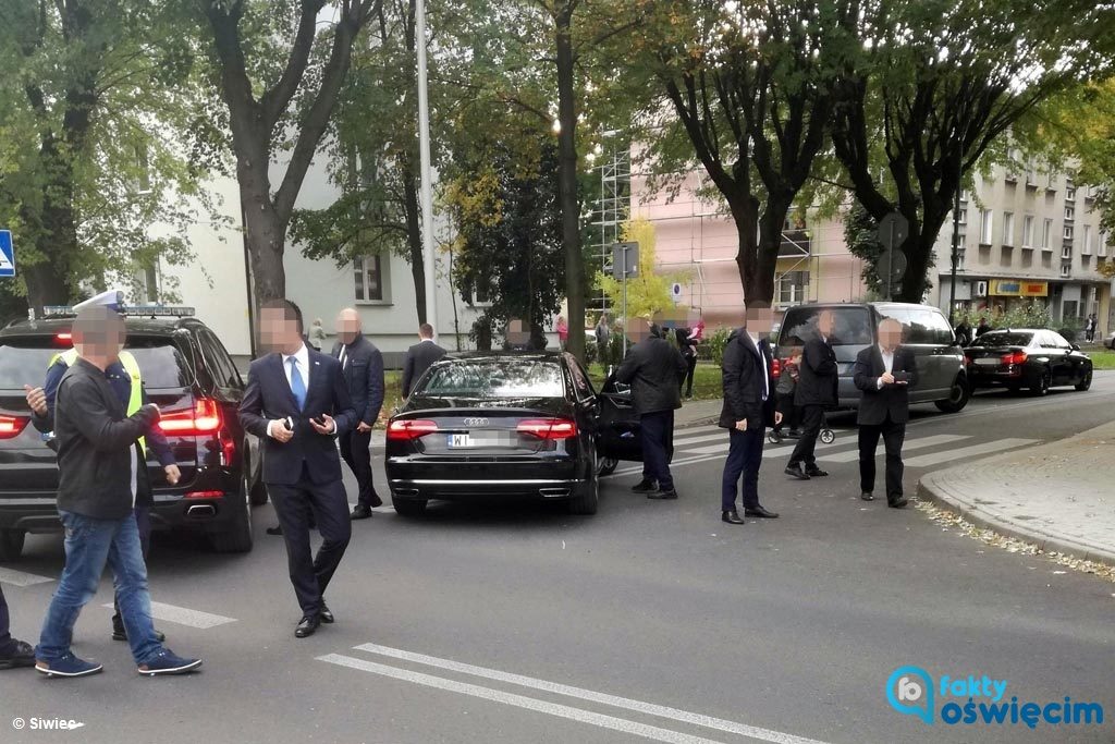 Radiowóz jadący w kolumnie prezydenta Andrzeja Dudy, który dzisiaj odwiedził Oświęcim, potrącił dziewięciolatka. Dziecku nic się nie stało.