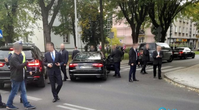 Radiowóz jadący w kolumnie prezydenta Andrzeja Dudy, który dzisiaj odwiedził Oświęcim, potrącił dziewięciolatka. Dziecku nic się nie stało.