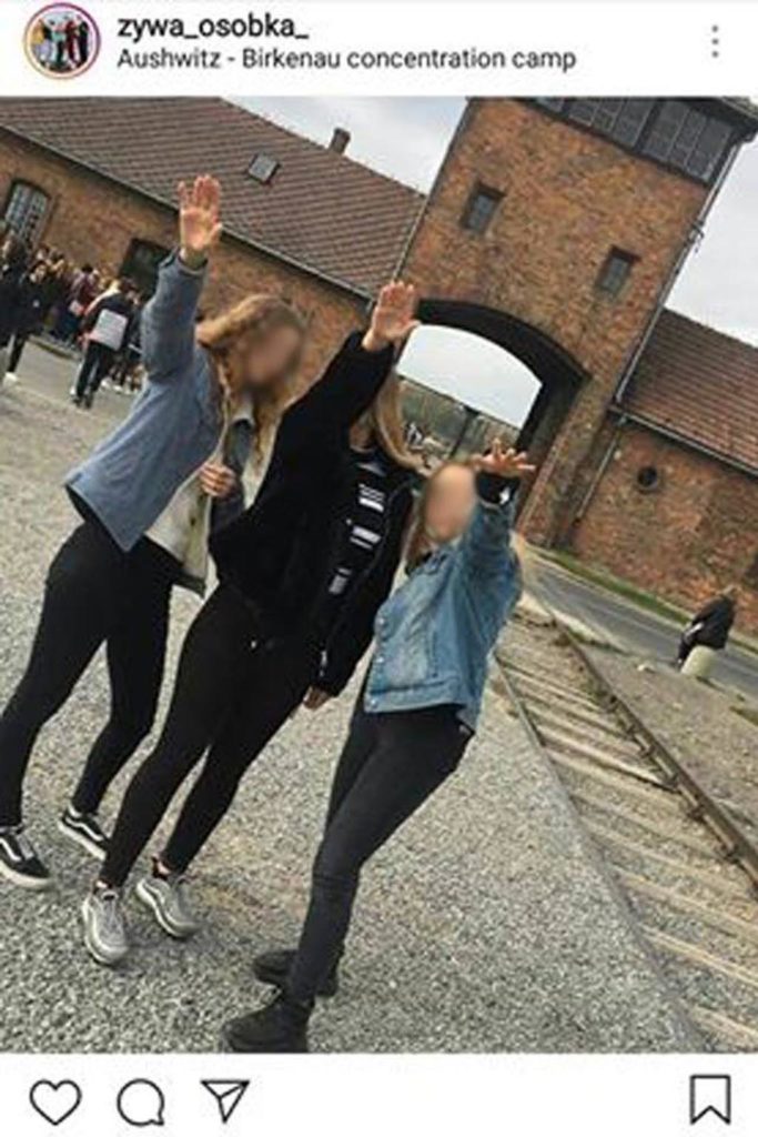 Trzy młode dziewczyny opublikowały zdjęcie, na którym wykonują nazistowski gest „sieg heil” przed bramą byłego obozu koncentracyjnego Birkenau.