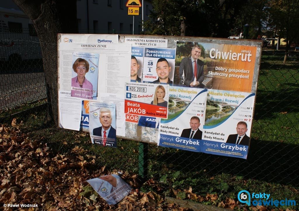 Dzisiaj mieszkańcy osiedla Pileckiego w Oświęcimiu byli świadkami awantury o plakaty wyborcze. Przedwyborcza wojna plakatowa i banerowa trwa.