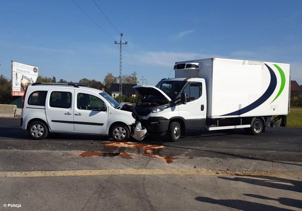 W miejscu zderzenia samochodów na drodze wojewódzkiej nr 948 w Nowej Wsi obowiązuje obecnie ruch wahadłowy. Stan zdrowia rannej osoby nie jest jeszcze znany.