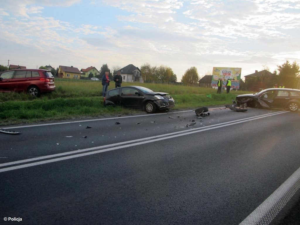 Trzy samochody zderzyły się dzisiaj w Bulowicach. Karambol wydarzył się na ulicy Krakowskiej, biegnącej w ciągu drogi krajowej nr 52.