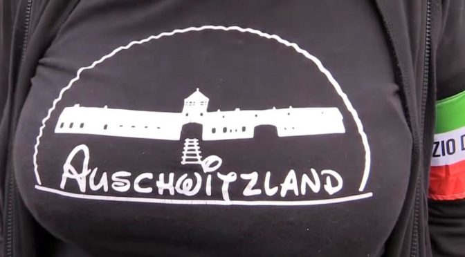 Koszulkę z napisem „Auschwitzland” miała na sobie aktywistka włoskiej partii, określanej mianem neofaszystowskiej, w czasie rocznicy „Marszu na Rzym”.