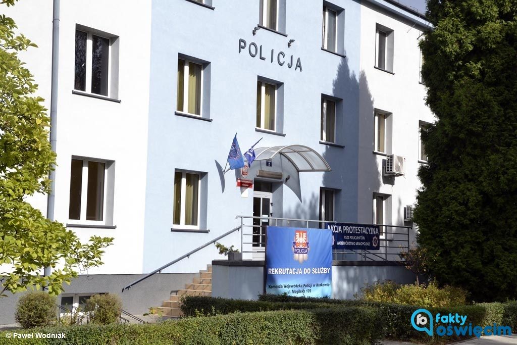 Lwia część szeregowych policjantów z Komendy Powiatowej Policji w Oświęcimiu przebywa na zwolnieniach. W służbie w większości pozostaje kadra kierownicza.