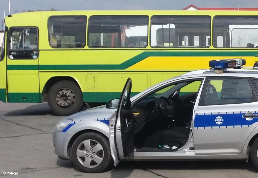 Dzisiaj rano na drodze wojewódzkiej w Bielanach samochód osobowy uderzył w autobus komunikacji miejskiej. Jedna osoba trafiła do szpitala.