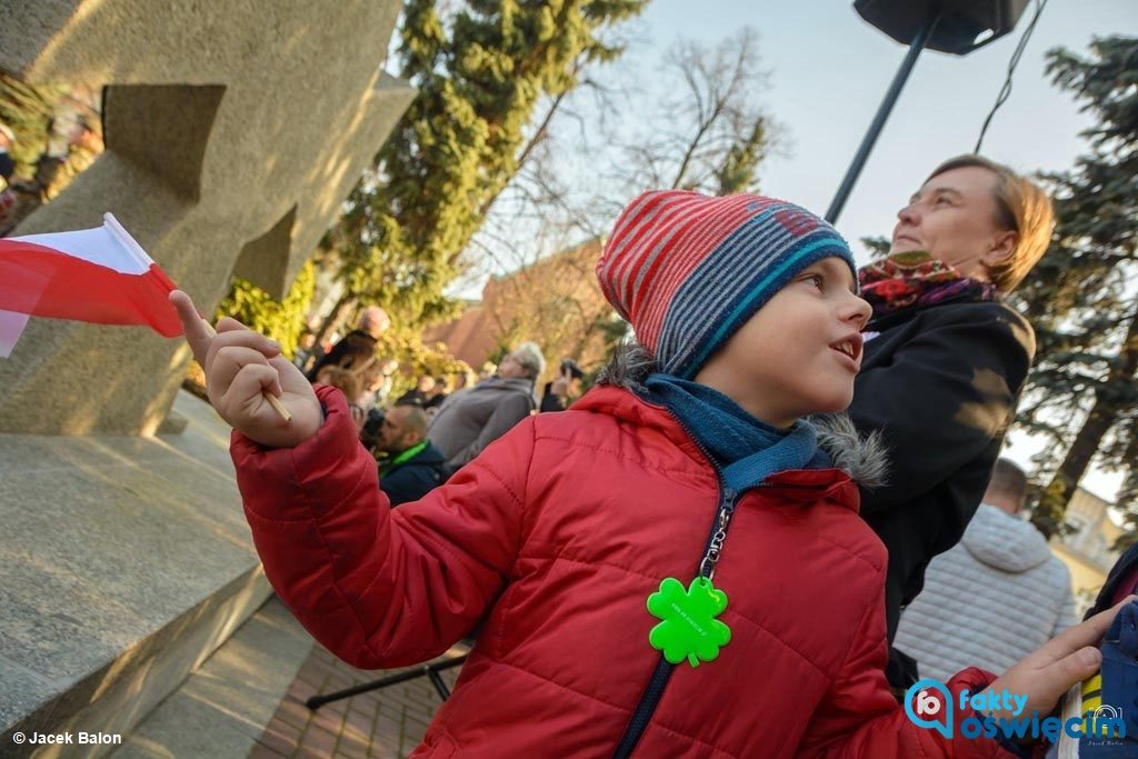 Marsz Niepodległości przeszedł dzisiaj ulicami Starego Miasta w Oświęcimiu. Na płycie Grobu Nieznanego Żołnierza wieńce złożyła rekordowa liczba delegacji.