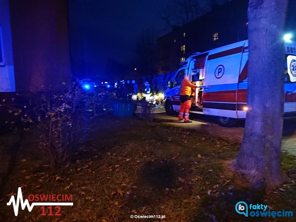 Około 50-letni mężczyzna wypadł z trzeciego piętra bloku przy ulicy Tysiąclecia w Oświęcimiu. Przeżył. Aktualnie zajmują się nim lekarze.